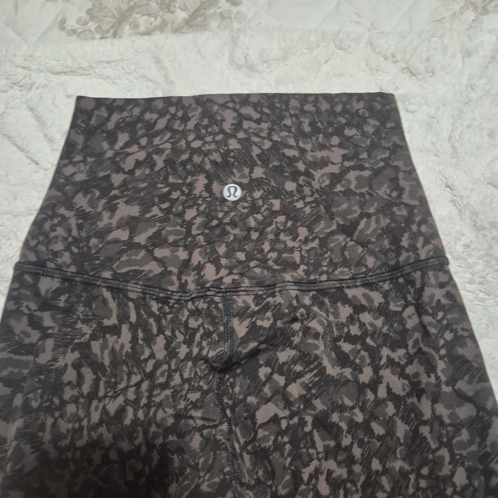 lululemon athletica Black and Brown Camo Patterned Bike Shorts..size:4 - Picture 9 of 11